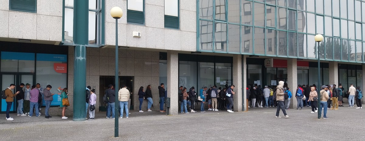 Brasil tem três meses para regularizar documentos de brasileiros em Portugal Imigrantes fazem fila à espera de atendimento no Porto (Foto: Gian Amato/Portugal Giro/O Globo)