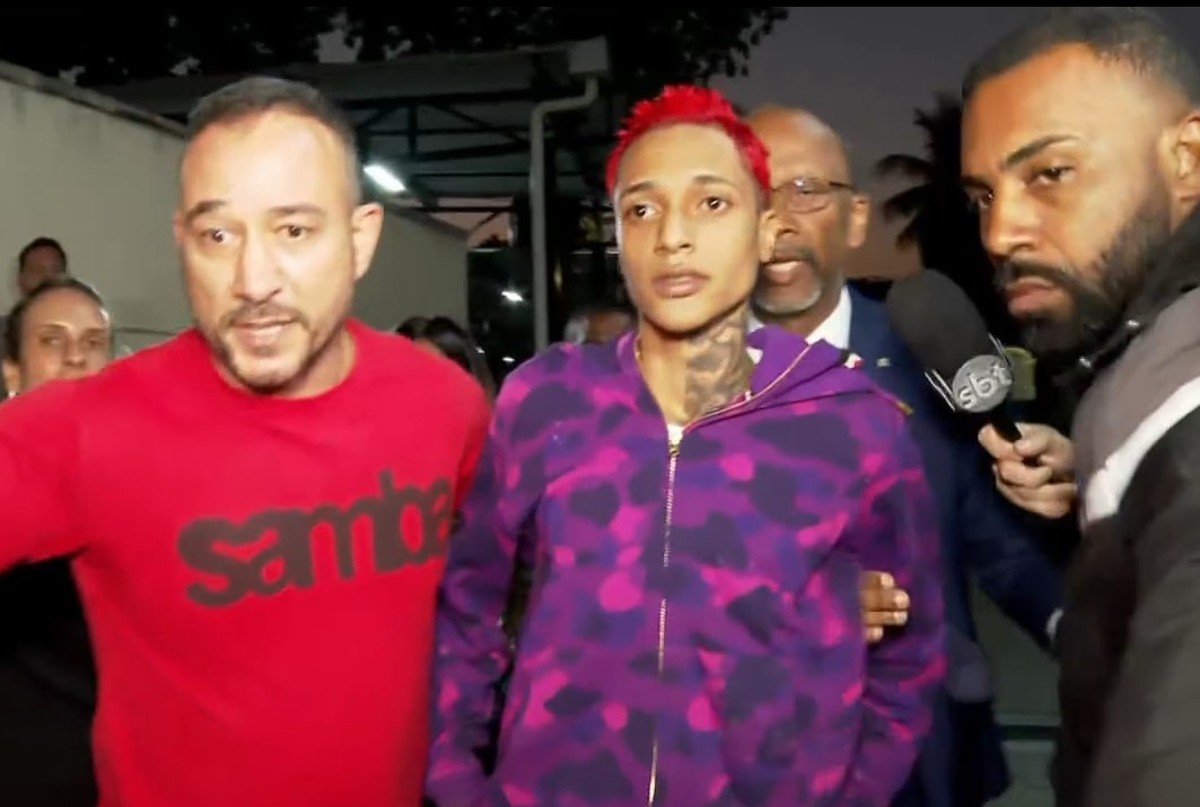 Rapper Oruam permanece preso enquanto Justiça analisa seu caso e investigações avançam Oruam chega à Cidade da Polícia (Foto: Reprodução/TV Globo)