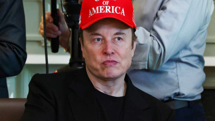 O CEO da Tesla, Elon Musk, participa de uma reunião do gabinete realizada pelo presidente dos EUA, Donald Trump, na Casa Branca, em Washington, D.C., em 30 de abril de 2025. (Foto: Evelyn Hockstein | Reuters)