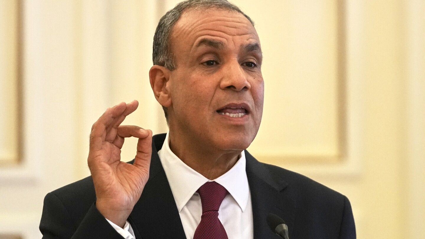 Ministro das Relações Exteriores do Egito, Badr Abdelatty, fala com repórteres ao lado de seu homólogo grego, George Gerapetritis, após reunião em Atenas, Grécia, na quarta-feira, 6 de agosto de 2025. (Foto: AP Photo/Thanassis Stavrakis)