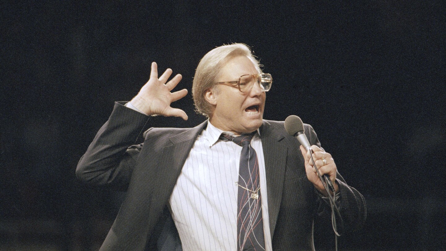O Rev. Jimmy Swaggart gesticula enquanto prega o Evangelho para quase 14.000 fiéis que compareceram à sua Cruzada em Los Angeles, no Sports Arena, no domingo, 29 de março de 1987. (Foto: AP Photo/Mark Avery, arquivo)