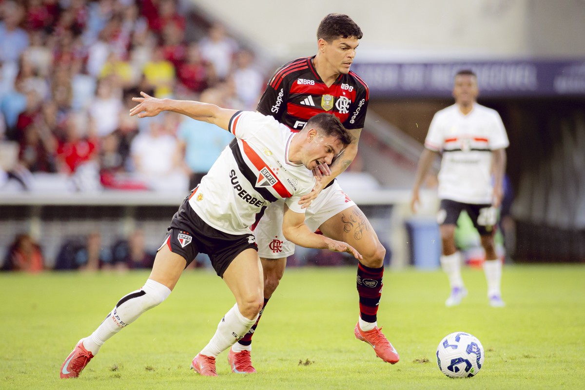Flamengo informa que Ayrton Lucas precisará realizar cirurgia na perna esquerda