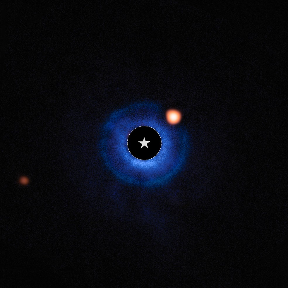 Supertelescópio faz descoberta histórica de primeiro exoplaneta fora do Sistema Solar Primeira foto direta do exoplaneta TWA 7b capturada pelo telescópio James Webb. Imagem utilizou técnica especial que "esconde" a luz da estrela próxima ao corpo celeste. (Foto: ESA)