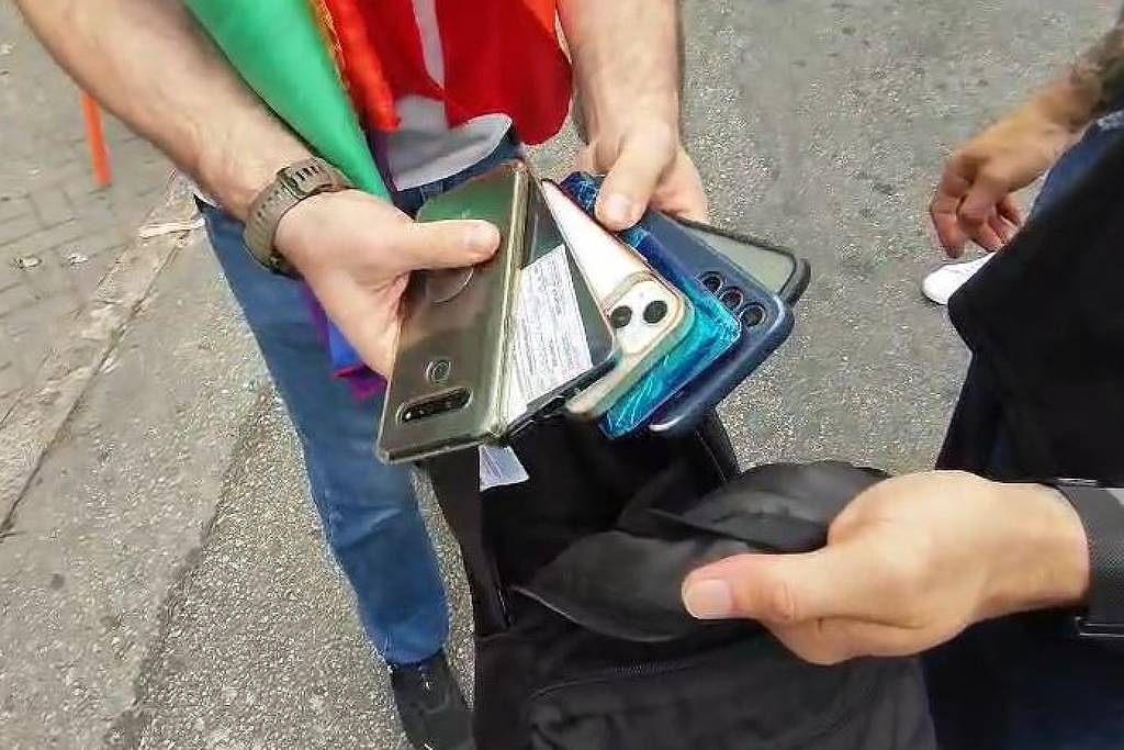 Polícia disfarçada captura 8 suspeitos de furto de celulares na Parada LGBT+ em SP Celulares furtados na Parada LGBT+ recuperados por agentes do departamento de homicídios da Polícia Civil de SP (Foto: Divulgação/Secretaria da Segurança Pública de São Paulo)