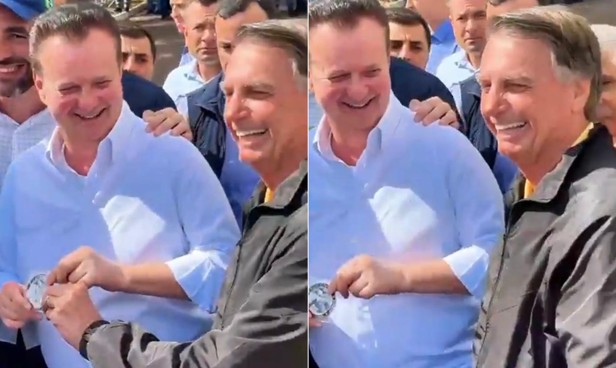Presidente do PSD, Gilberto Kassab exibe moeda com lema 'imbrochável, imorrível e incomível' dada de presente pelo ex-presidente Jair Bolsonaro (Foto: Reprodução/X)