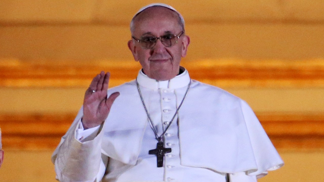 Último livro do papa Francisco é lançado no Brasil com temas atuais e reflexivos Papa Francisco em primeira aparição após ser eleito líder da Igreja Católica, em 13 de março de 2013 (Foto: Peter Macdiarmid/Getty Images)