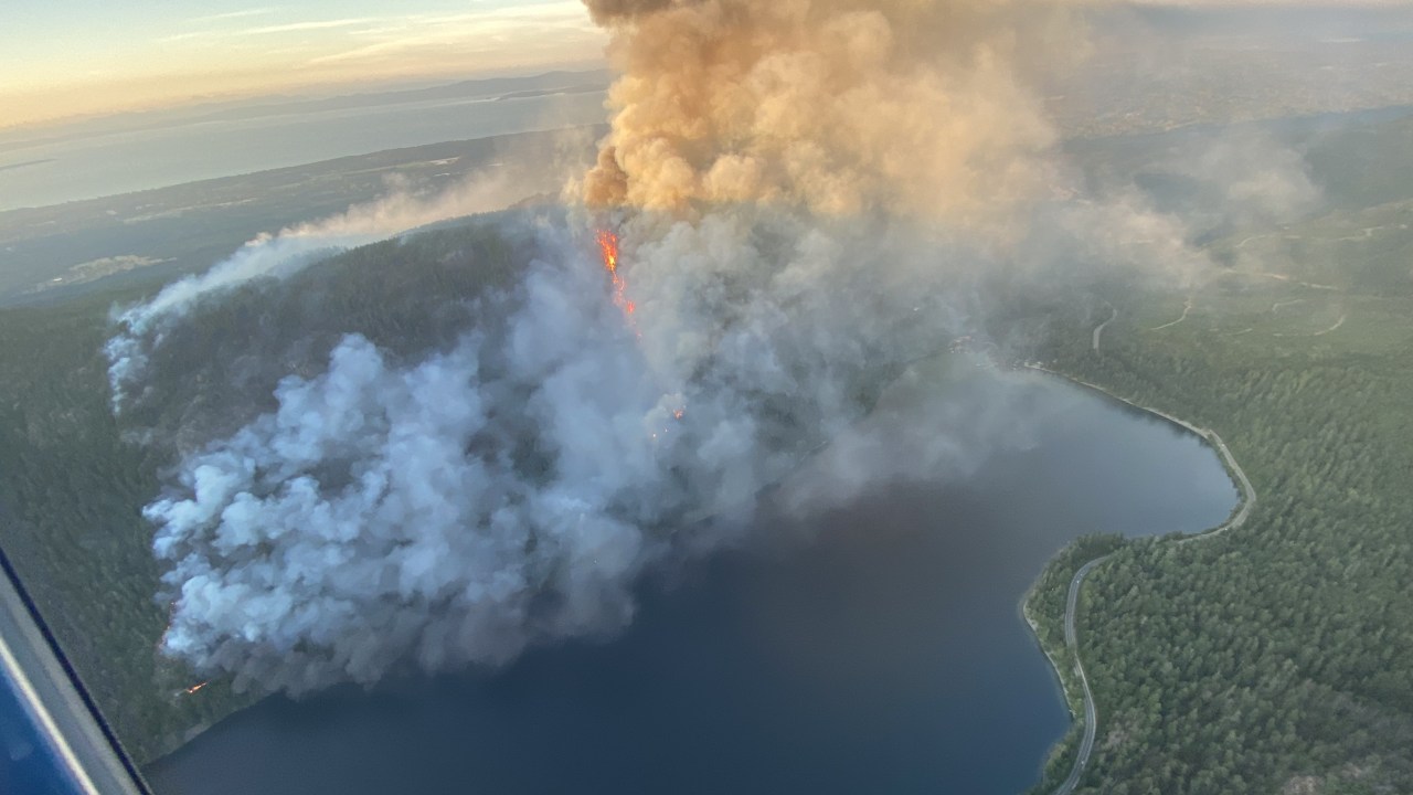 Fumaça de incêndios florestais nos EUA e Canadá afeta milhões de pessoas Vista aérea do incêndio florestal de Wesley Ridge na Ilha de Vancouver, na Colúmbia Britânica, no Canadá. 01/08/2025 (Foto: BC Wildfire Service/Handout/Anadolu/Getty Images)