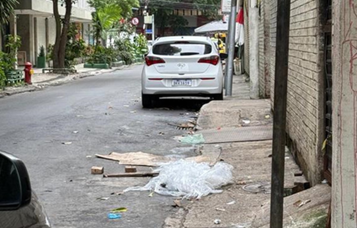 Sujeira nos fundos de supermercado na Rua Silva Castro, em Copacabana (Foto: Foto do leitor)