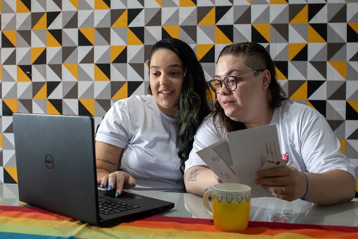 Anne e Samya começaram a vida juntas com contas separadas, mas decidiram ter uma conjunta para concentrar o que ganham e pagar contas (Foto: Edilson Dantas / O Globo)