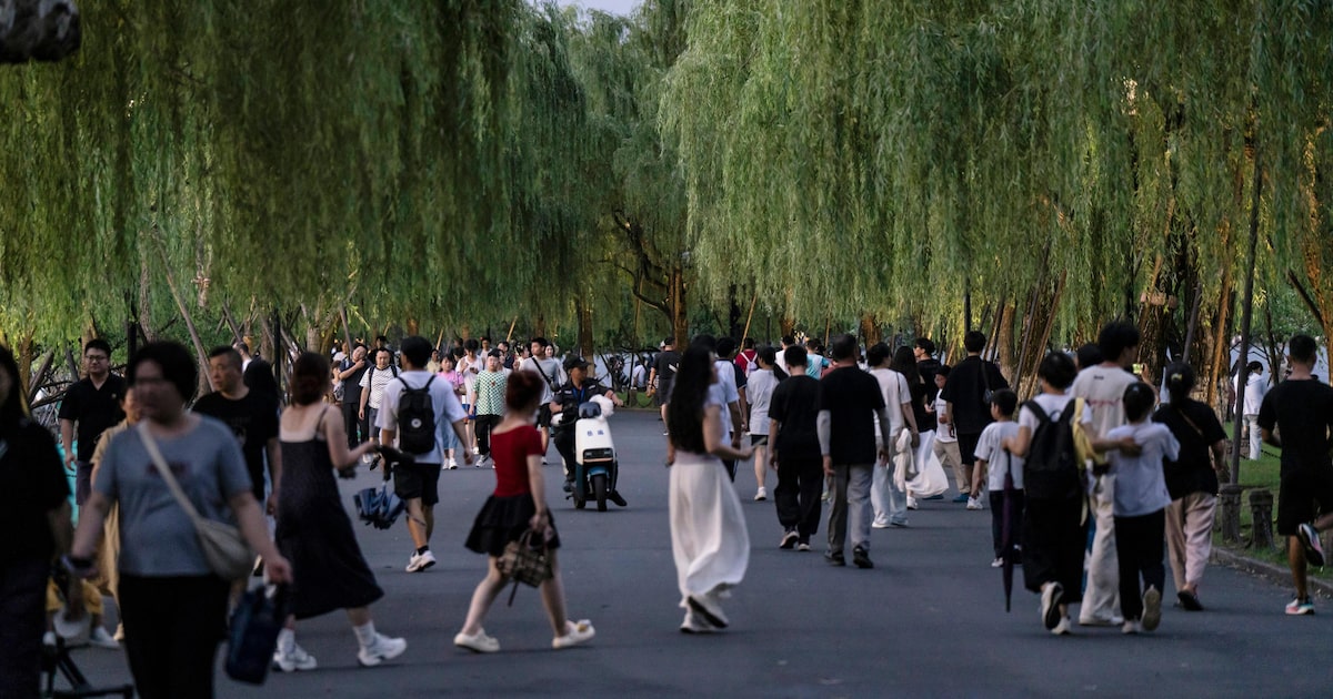 O Lago Oeste em Hangzhou, China. A cidade se tornou um centro de startups de inteligência artificial, ajudada por subsídios governamentais e isenções fiscais (Foto: Qilai Shen/NYT)