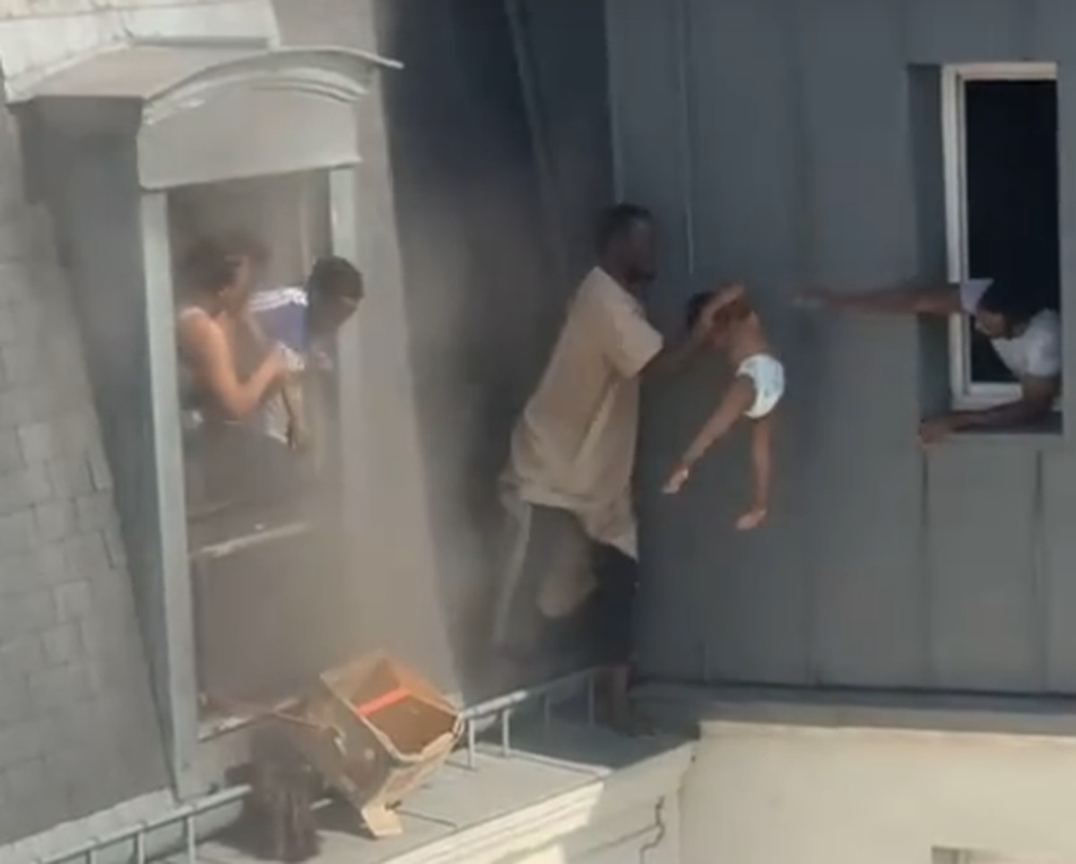 Crianças são resgatadas durante incêndio em Paris (Foto: Reprodução/TikTok)