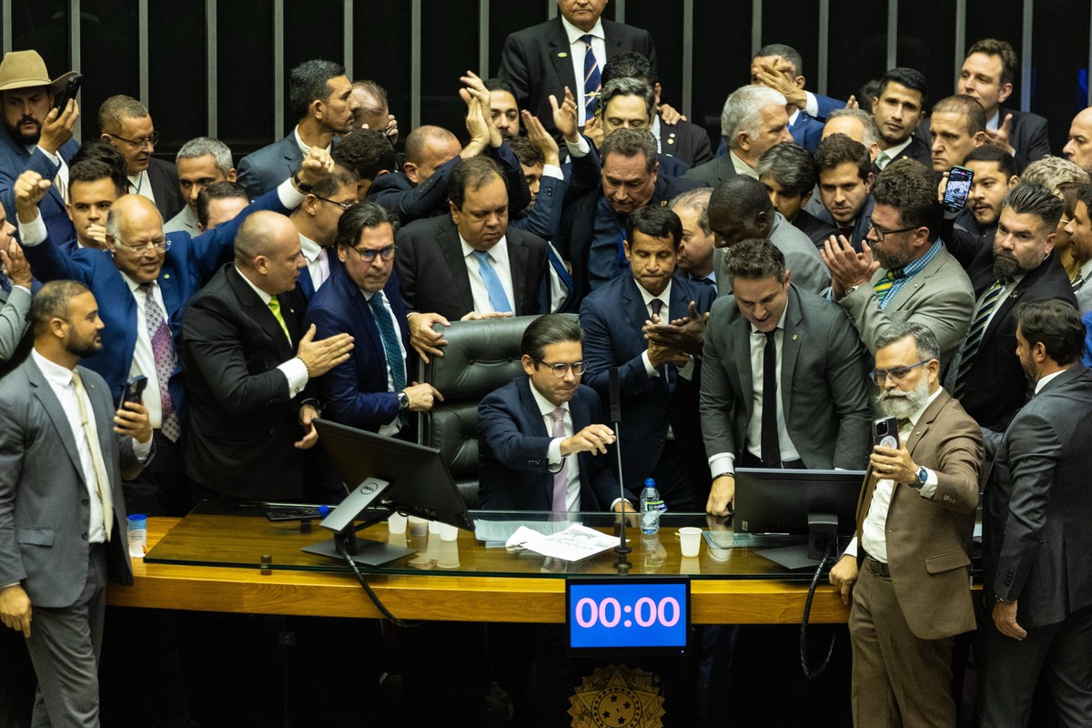 Motta abre a sessão da Câmara (Foto: Brenno Carvalho)