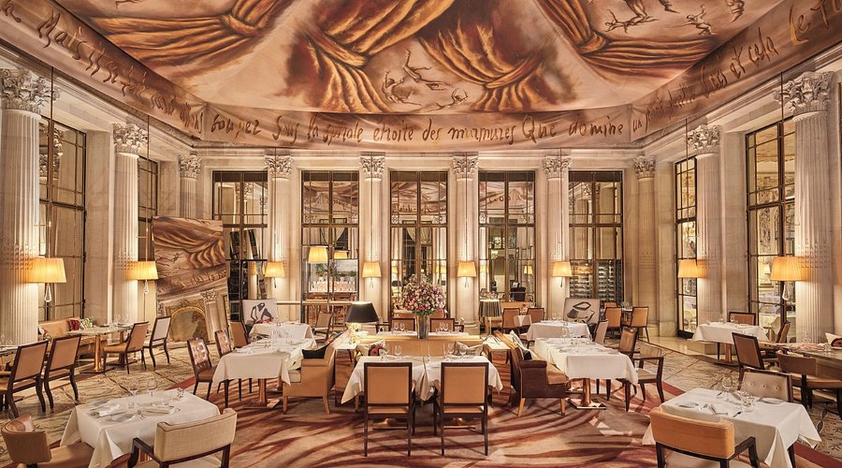 No coração pulsante de Paris, escondido entre os salões do icônico hotel Le Meurice, encontra-se um refúgio tão excêntrico quanto elegante: o restaurante Le Dalí. (Foto: Divulgação)