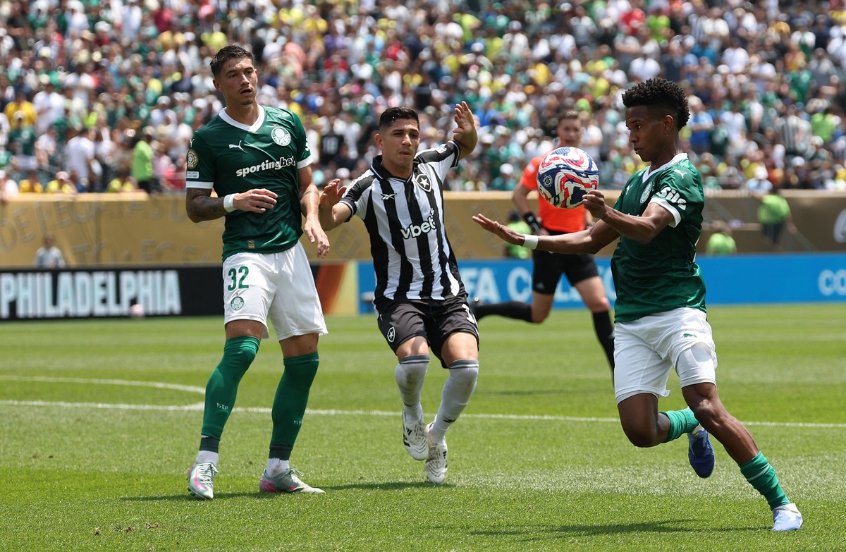 Copa de Clubes supera antigos mundiais e se destaca no cenário esportivo Palmeiras levou a melhor sobre o Botafogo nas oitavas de final do Mundial de Clubes — Foto: Franck Fife/AFP