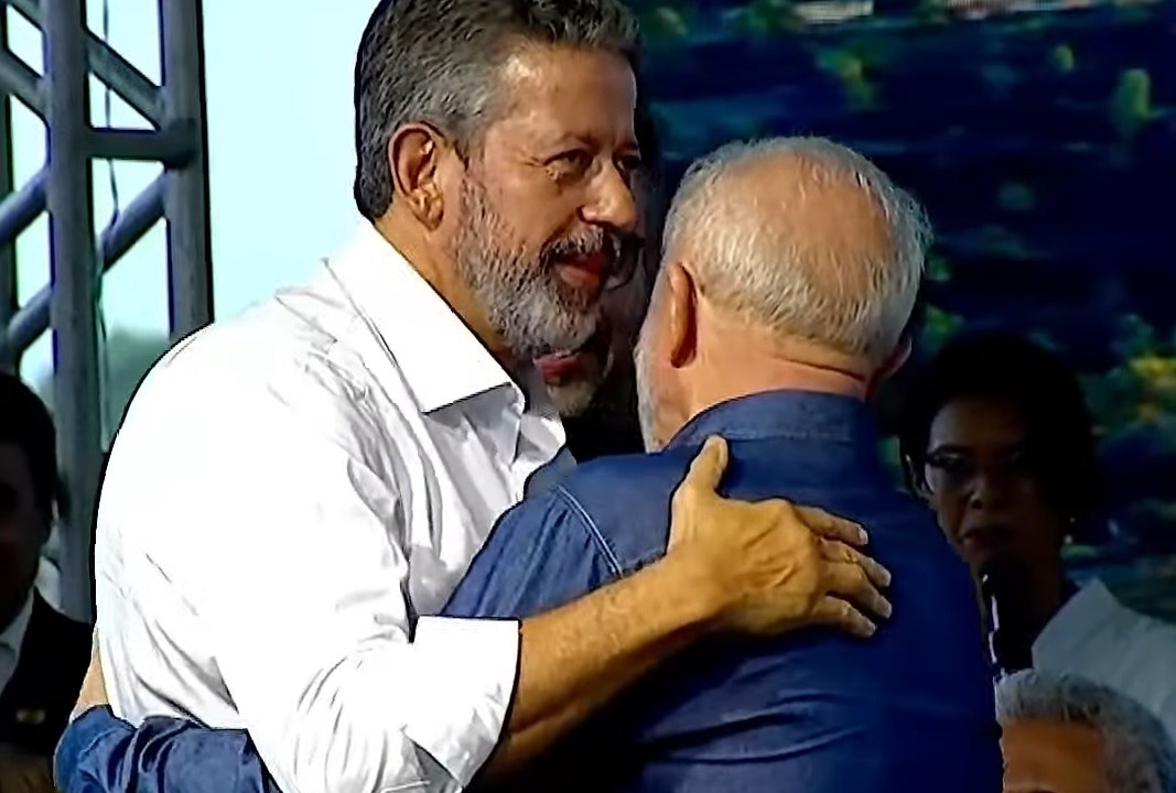 O ex-presidente da Câmara dos Deputados, Arthur Lira, abraça o presidente da República, Luiz Inácio Lula da Silva, durante evento em Alagoas (Foto: YouTube/Reprodução)