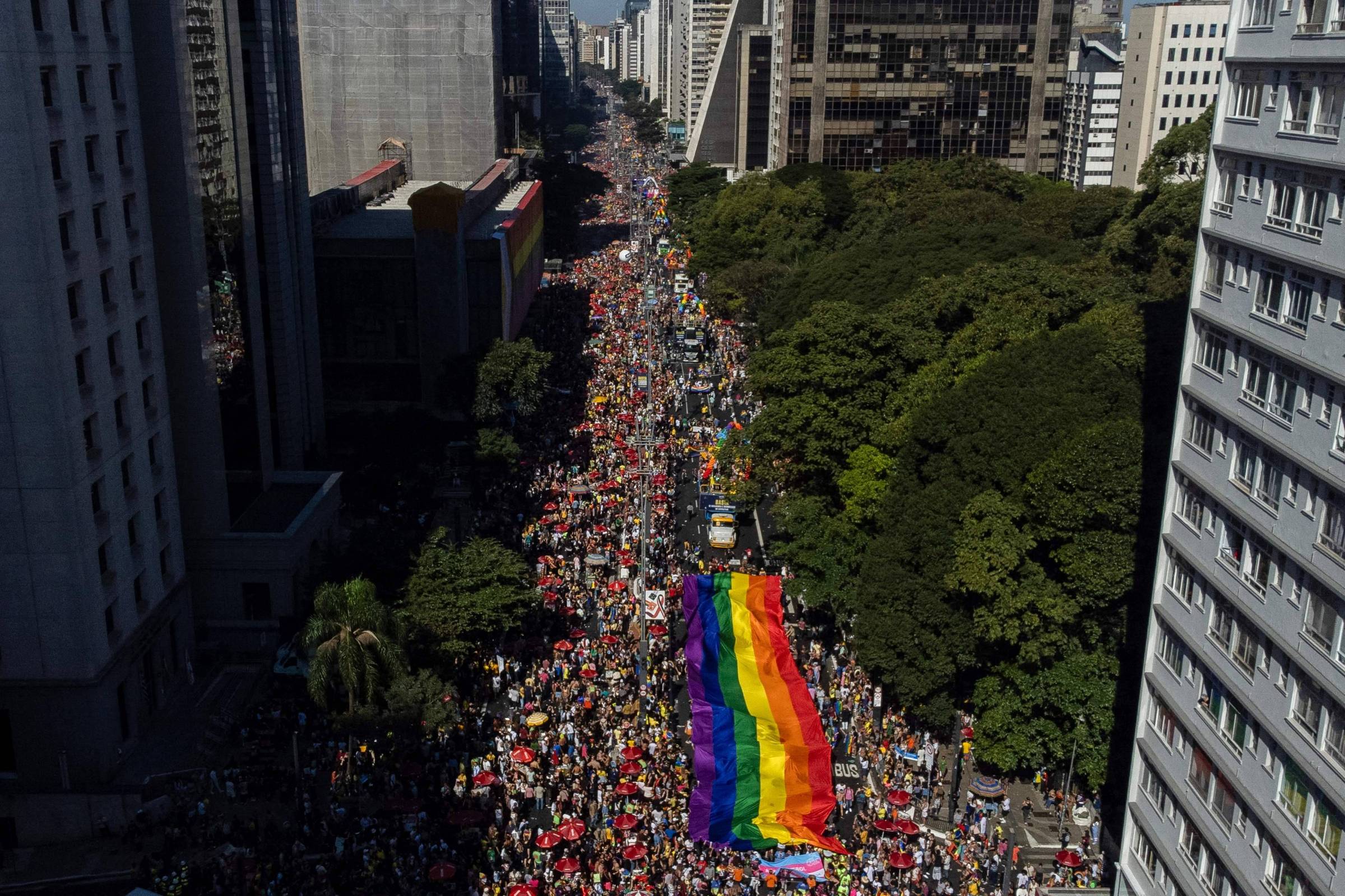 São Paulo é eleito o melhor destino LGBTQIA+ e gastronômico do Brasil Vista aérea da Parada LGBTQIA+ de 2024 na Avenida Paulista (Foto: MIGUEL SCHINCARIOL/AFP)