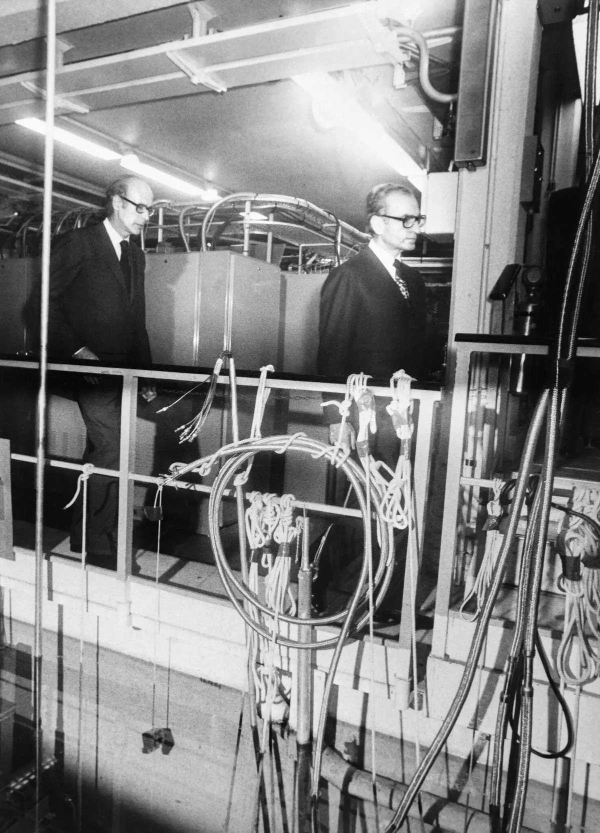 Estados Unidos influenciam desenvolvimento do programa nuclear iraniano Xá iraniano Mohammed Reza Pahlavi visitando as instalações nucleares de Saclay, a oeste de Paris, em 1974 (Foto: AFP)