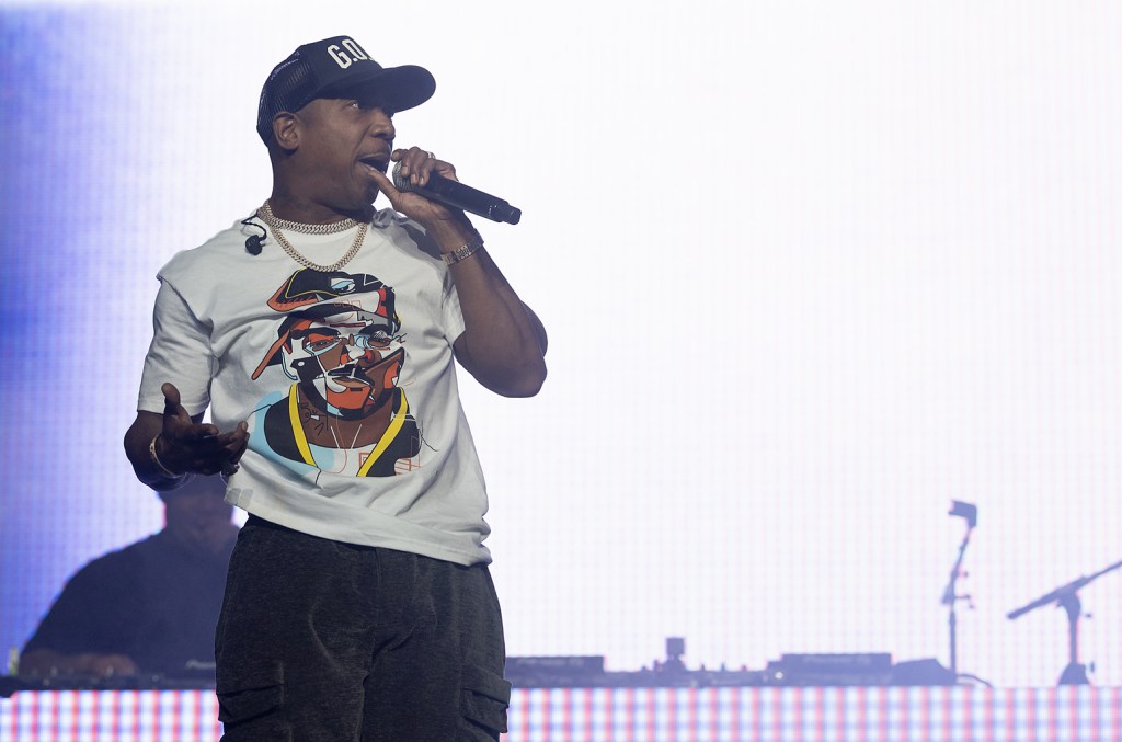 Ja Rule zombou de seu antigo inimigo 50 Cent após um vídeo circular supostamente mostrando uma baixa presença de público em um show do líder do G-Unit. (Foto: Reprodução)