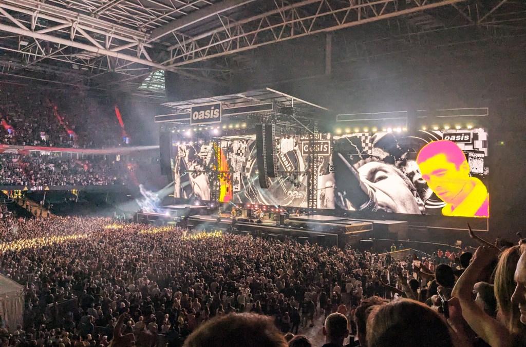 O que esperar do show de abertura do Oasis em sua cidade após a estreia em Cardiff A turnê de reunião do Oasis começou em Cardiff, País de Gales, no fim de semana (4 de julho) e tomou conta de toda a cidade. (Foto: Reprodução)