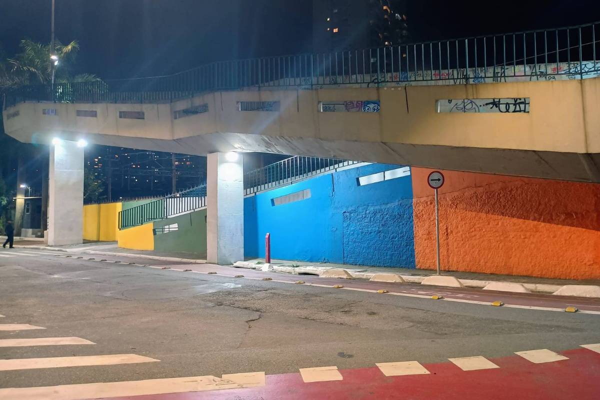 Homem fica em coma após ser agredido durante roubo em passarela na Barra Funda Passarela onde homem foi agredido passa sobre linha da CPTM entre as estações Júlio Prestes e Barra Funda (Foto: Paulo Eduardo Dias/Folhapress)