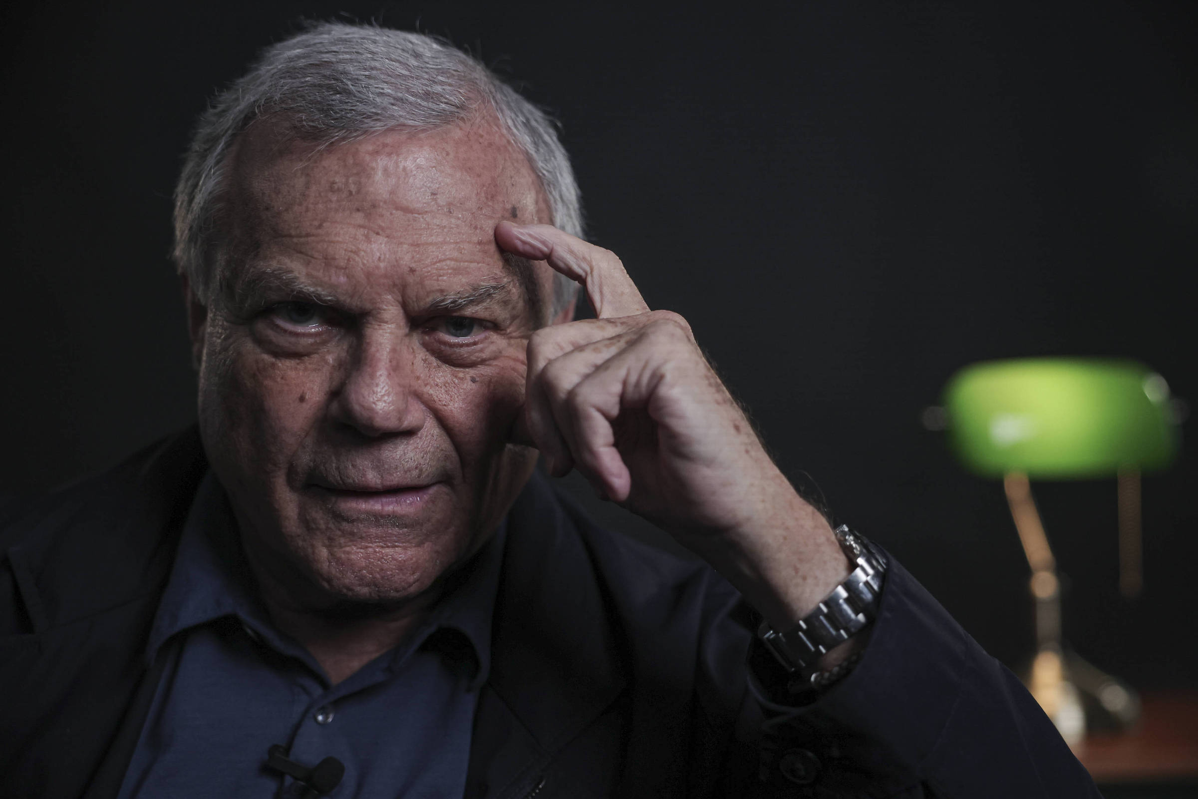 Sir Martin Sorrell lança curso inovador em publicidade para profissionais da área O britânico Martin Sorrell durante gravação de curso na CasaFolha (Foto: Danilo Verpa/Folhapress)