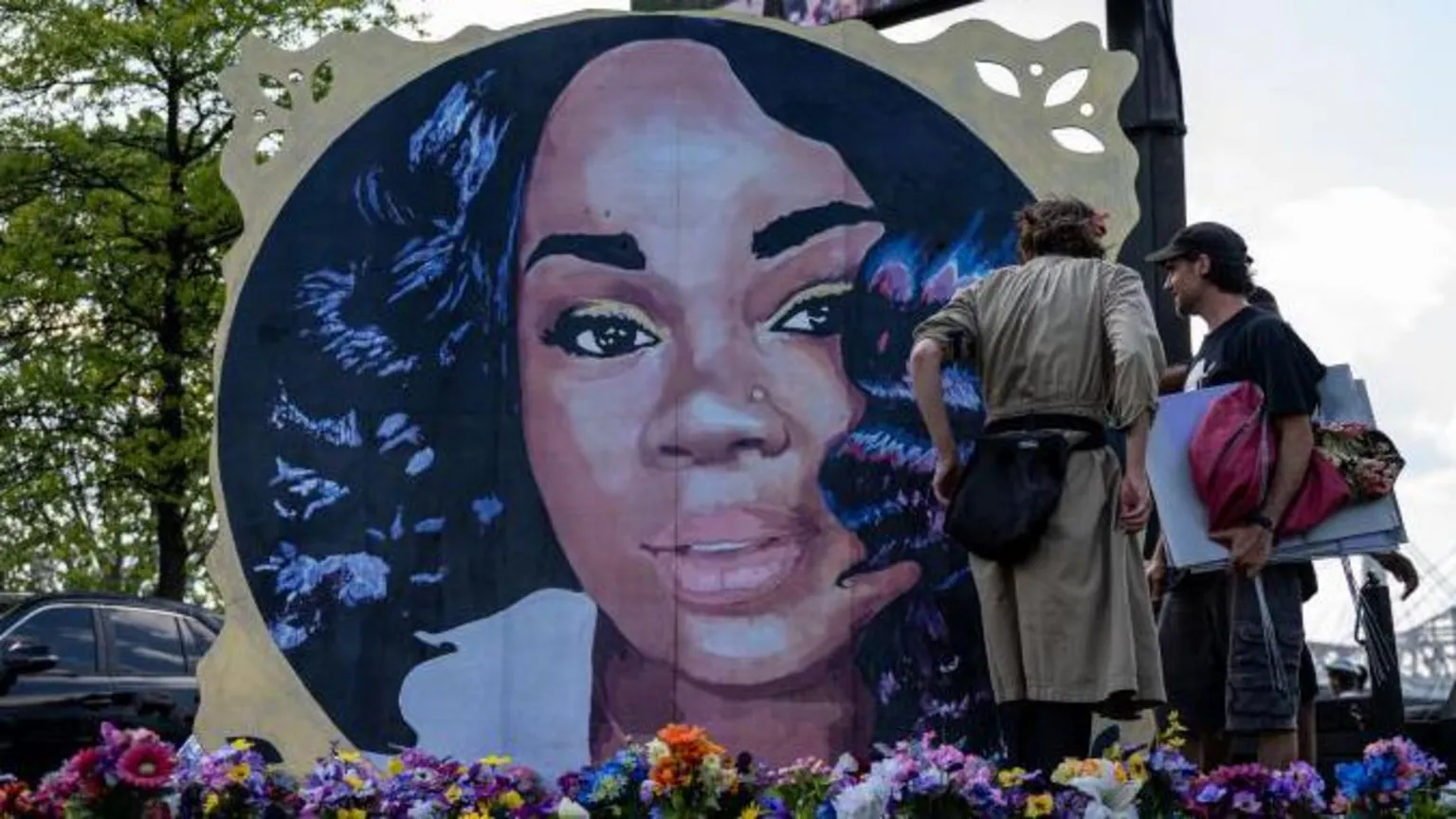 EUA pedem pena de um dia de prisão para policial condenado pela morte de Breonna Taylor Protesters and volunteers at a Breonna Taylor remembrance event in 2021 (Foto: Getty Images)
