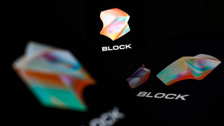 Ações da Block disparam após inclusão no S&P 500 como destaque do setor cripto O logotipo da empresa de tecnologia americana "Block" é exibido e refletido em várias telas digitais em 3 de março de 2023, em Londres, Inglaterra. (Foto: Leon Neal | Getty Images)