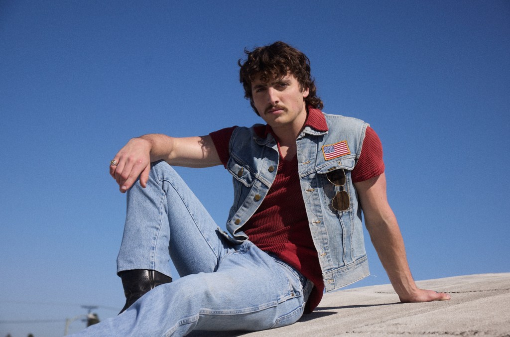 Benson Boone lidera paradas com o álbum 'American Heart' na Billboard Benson Boone's 'American Heart' estreia em 1º lugar na Parada de Vendas de Álbuns com sua melhor semana de vendas até agora. (Foto: Reprodução)