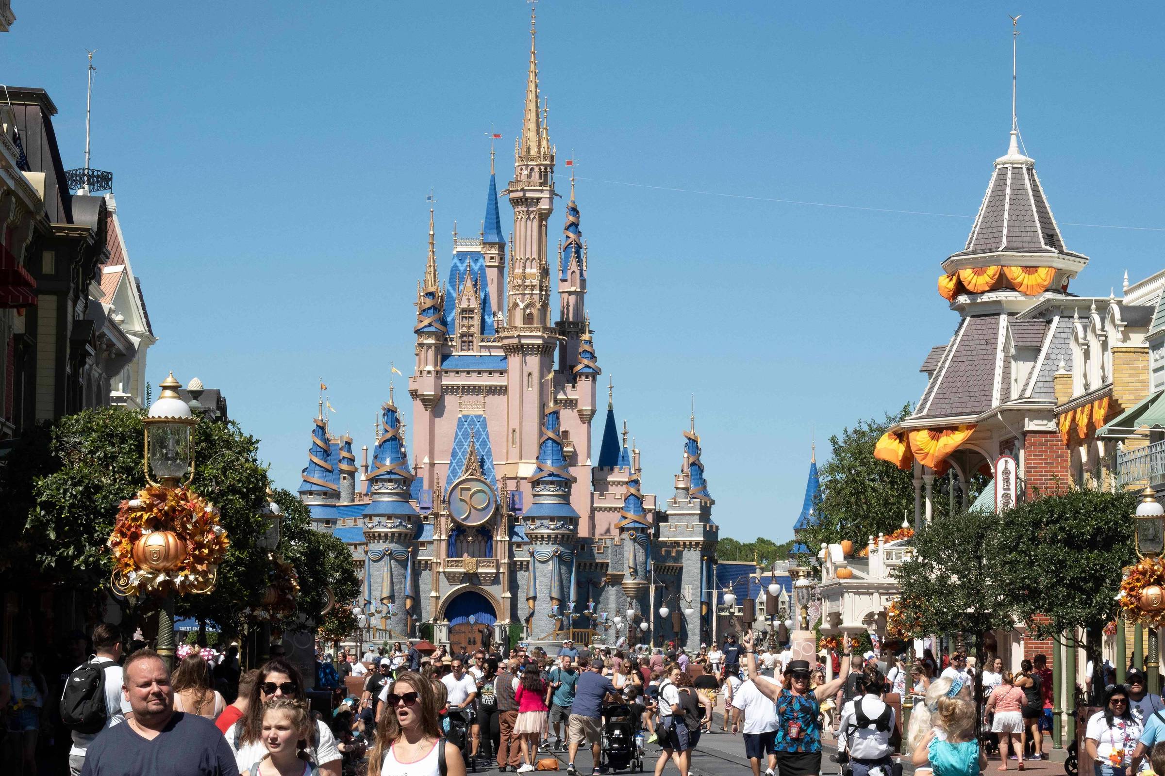 Disney mantém liderança como o melhor parque temático internacional do mundo Visitantes caminham pelo Magic Kingdom no Walt Disney World em Orlando, Flórida (Foto: Bryan R. Smith/AFP)