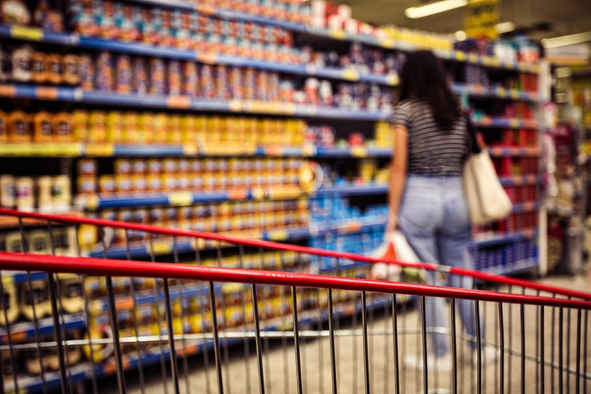 Supermercado no Rio de Janeiro: queda nos preços de alimentos puxou inflação para baixo em junho (Foto: Hermes de Paula/Agência O Globo)