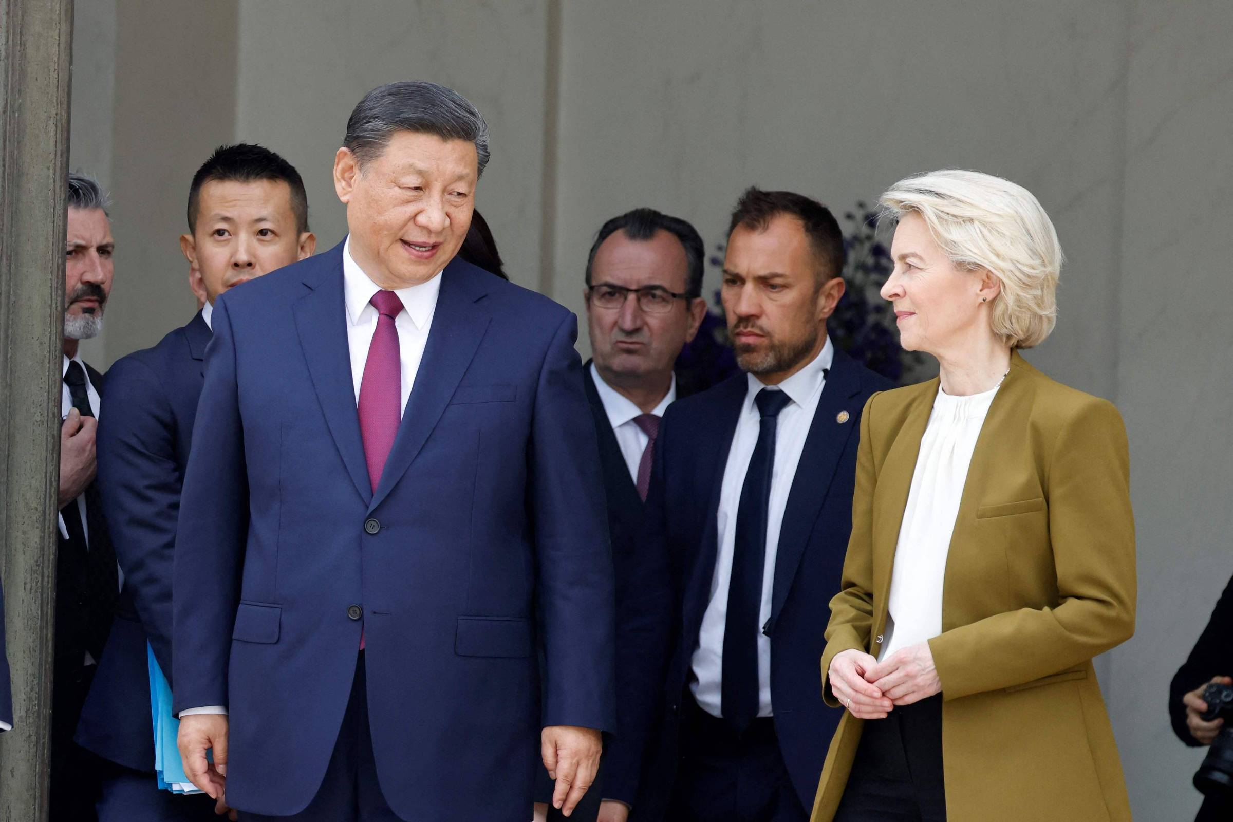 Tarifas prejudicam celebração dos 50 anos de relações entre China e UE Dirigente da China, Xi Jinping, e Ursula von der Leyen, presidente da Comissão Europeia, durante encontro em Paris, na França, em 2024 (Foto: Ludovic Marin - 6.mai.24/AFP)