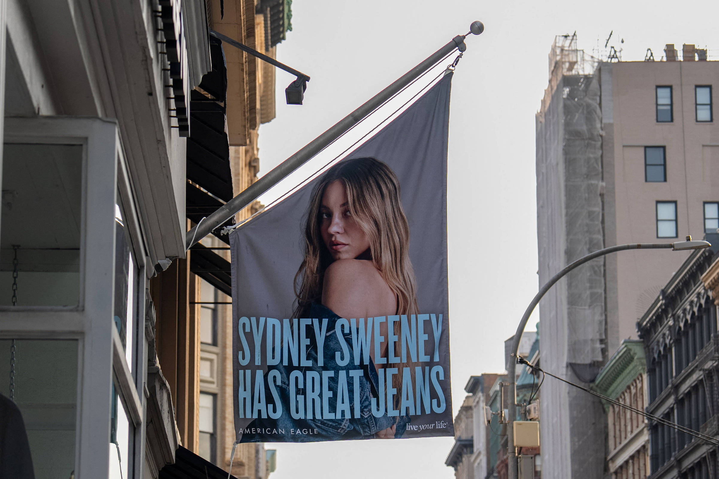 Um banner exibe uma campanha publicitária da American Eagle com Sydney Sweeney na cidade de Nova York (Foto: David 'Dee' Delgado - 4.ago.2025/Reuters)