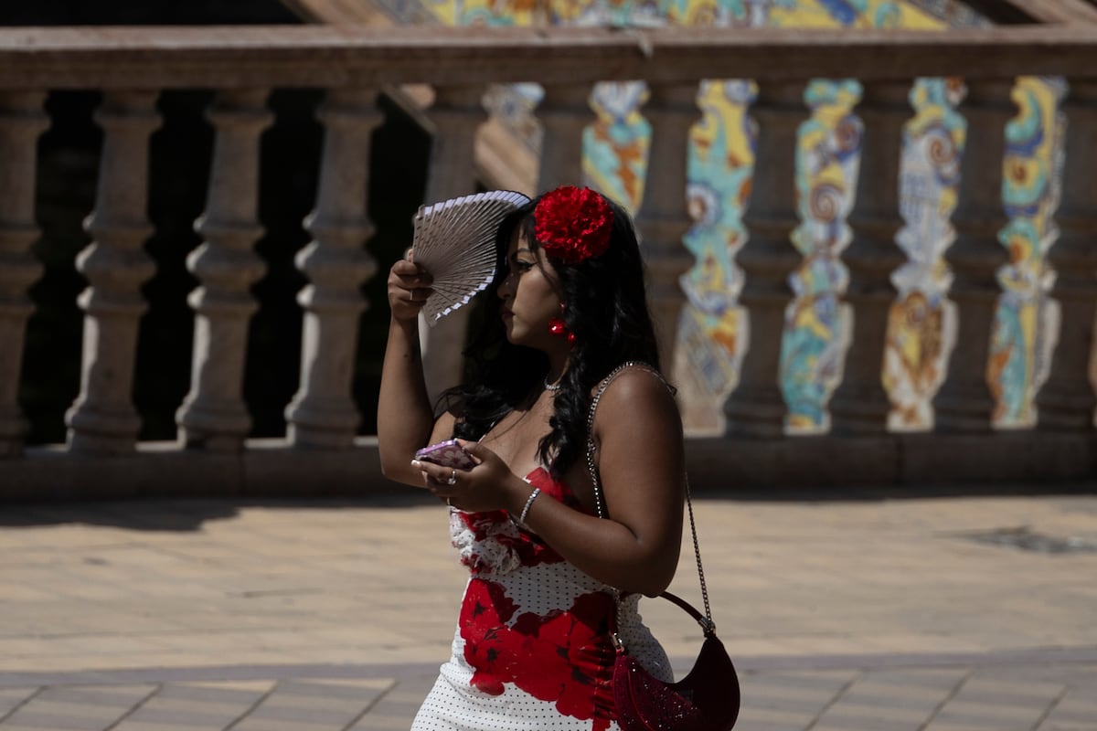 A Aemet prevê aumento das temperaturas a partir de quinta-feira Uma mulher se protege do sol com um abanico, este miércoles em Sevilla. (Foto: PACO PUENTES)