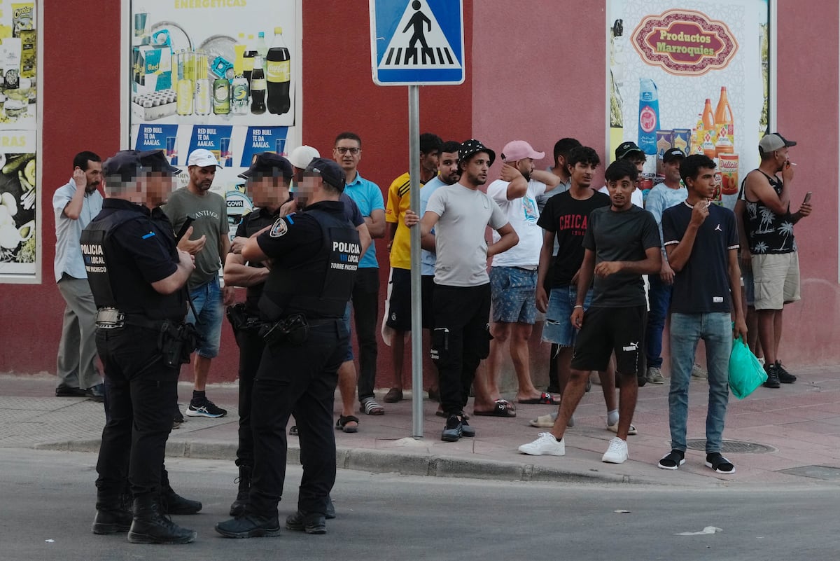 Torre Pacheco vive clima de tensão com relatos de "caceria" a imigrantes Um dispositivo da Polícia Local e da Guarda Civil controla os acessos ao bairro de San Antonio este domingo. (Foto: Alfonso Durán)