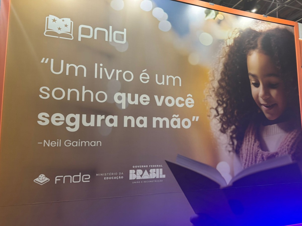Frase de autor acusado de abuso sexual é destaque em mural na Bienal Imagem é destaque em um corredor da Bienal (Foto: Foto do Leitor)