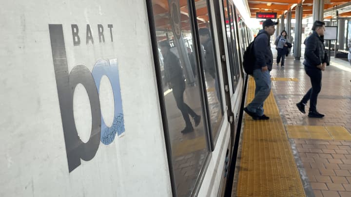 Comutantes da Bay Area têm viagens gratuitas na manhã de terça devido a falha no Clipper Passageiros do Bay Area Rapid Transit (BART) saem de um trem na estação Richmond em 15 de março de 2023, em Richmond, Califórnia. (Foto: Justin Sullivan | Getty Images)