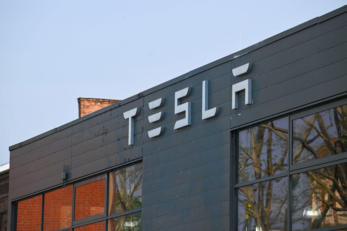 Inteligência artificial transforma o cenário tecnológico e desmantela gigantes do setor Logo da Tesla. (Foto: Annegret Hilse/REUTERS)