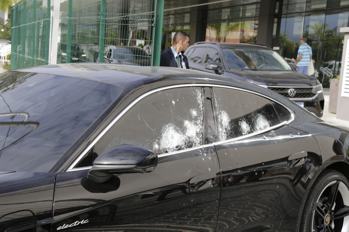 Bicheiro Vinicius Drumond relata ataque a tiros e diz que teve apenas estilhaços Porsche de Vinicius Drumond tem marcas de tiros na lateral, inclusive na janela do motorista (Foto: Domingos Peixoto / Agência O Globo)