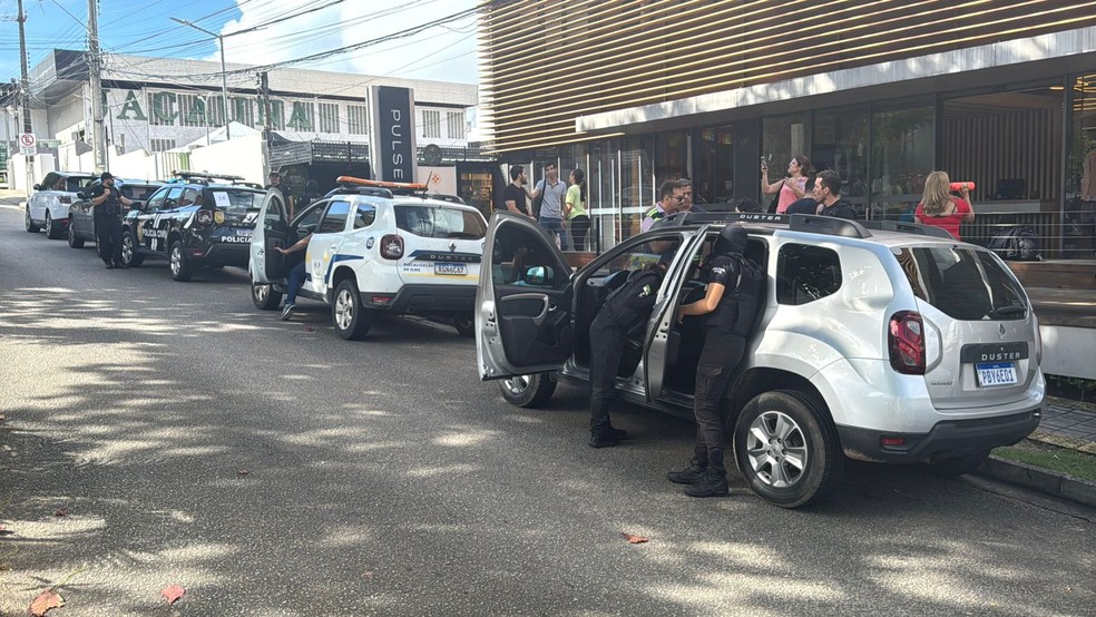 Policiais cumprem mandado de busca em loja localizada dentro de academia na Zona Sul de Natal (Foto: Vinícius Marinho/Inter TV Cabugi)