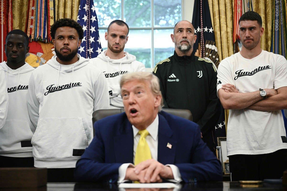 Jogadores da Juventus com Donald Trump na Casa Branca (Foto: SMIALOWSKI / AFP)