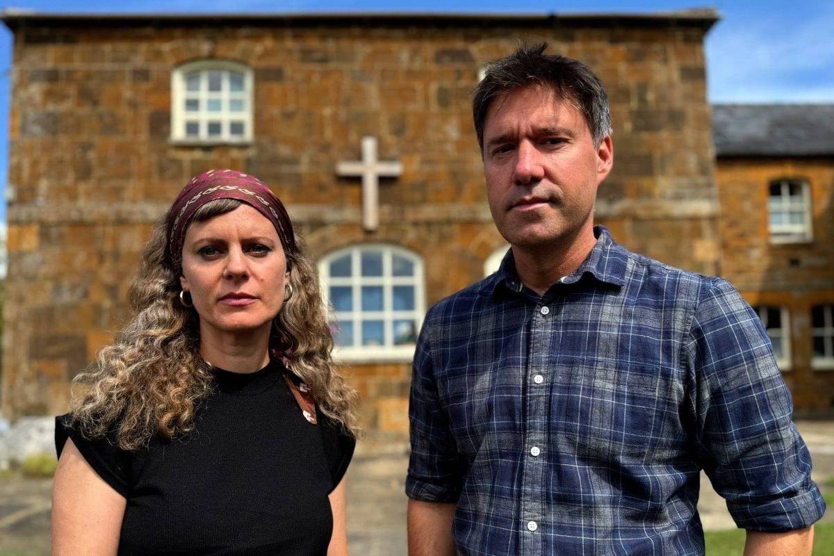Sobreviventes denunciam abusos em seita cristã que prometia um céu na Terra Jon Ironmonger se reuniu com a diretora do novo documentário da BBC, Ellena Wood, na Capela Bugbrooke em Northamptonshire, na Inglaterra. Lá, foi fundada a Fraternidade de Jesus, em 1969 (Foto: BBC)