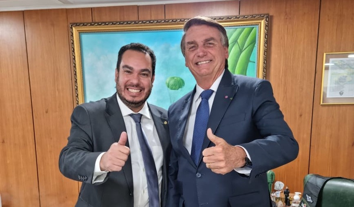 Político do PL critica aumento de tarifas de Trump e gera descontentamento entre bolsonaristas Paulo Eduardo Martins e Jair Bolsonaro, em foto de 2022 (Foto: Reprodução/Facebook)