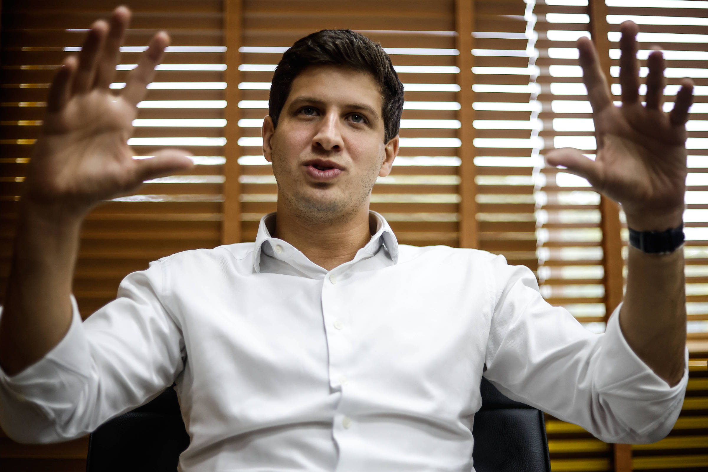 João Campos tenta ampliar PSB com políticos de outras correntes ideológicas Prefeito do Recife e presidente do PSB, João Campos, na sede do partido, em Brasília (Foto: Gabriela Biló - 29.mai.25/Folhapress)