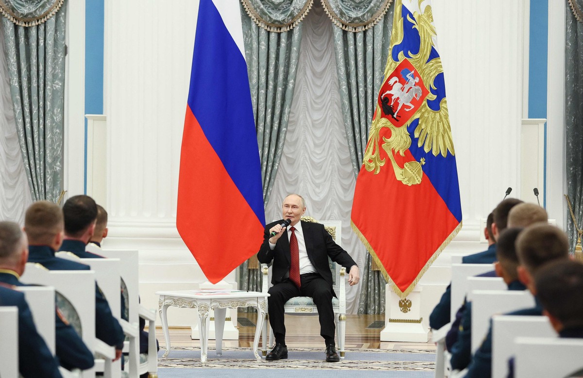 Presidente da Rússia, Vladimir Putin, em reunião com veteranos de guerra russos (Foto: Sergei Bulkin / POOL / AFP)
