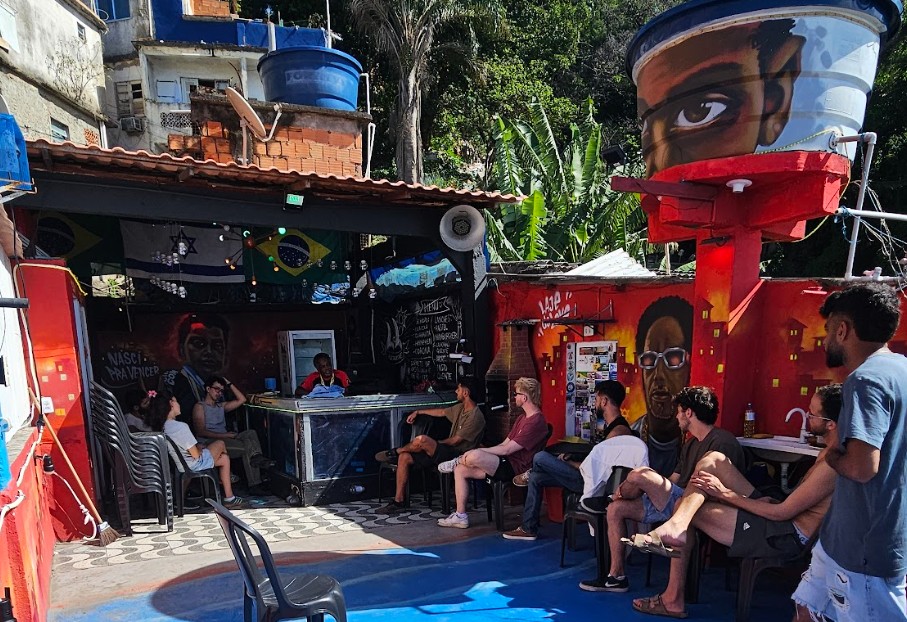 Tráfico de drogas e violência marcam a realidade de comunidades vulneráveis Lourenço (atrás da mesa) conversa com os visitantes (Foto: Matheus de Moura)