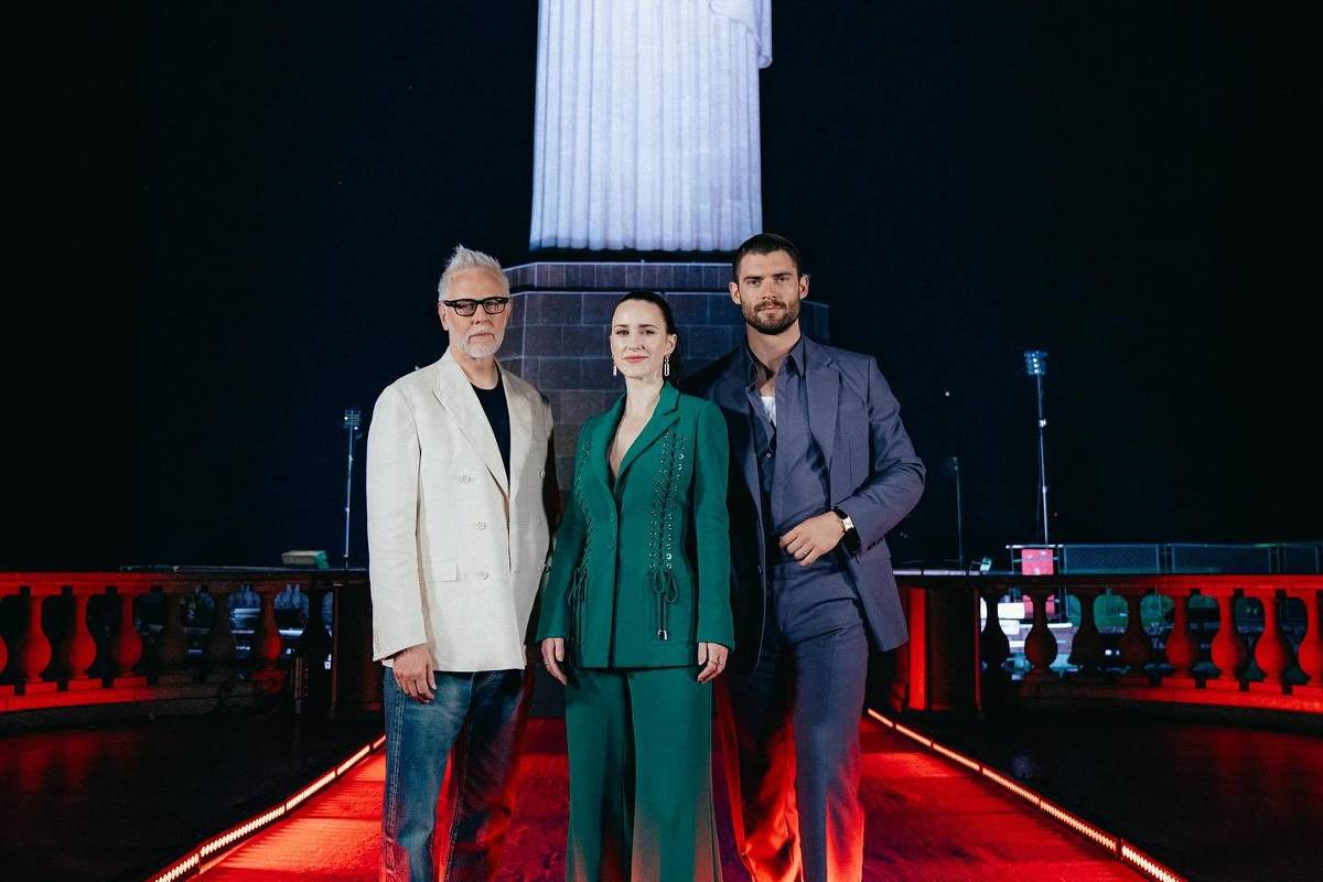 Diretor do novo 'Superman' revela medo ao visitar o Cristo Redentor James Gunn, Rachel Brosnahan e David Corenswet durante visita ao Cristo Redentor (Foto: @wbpictures_br no Instagram)