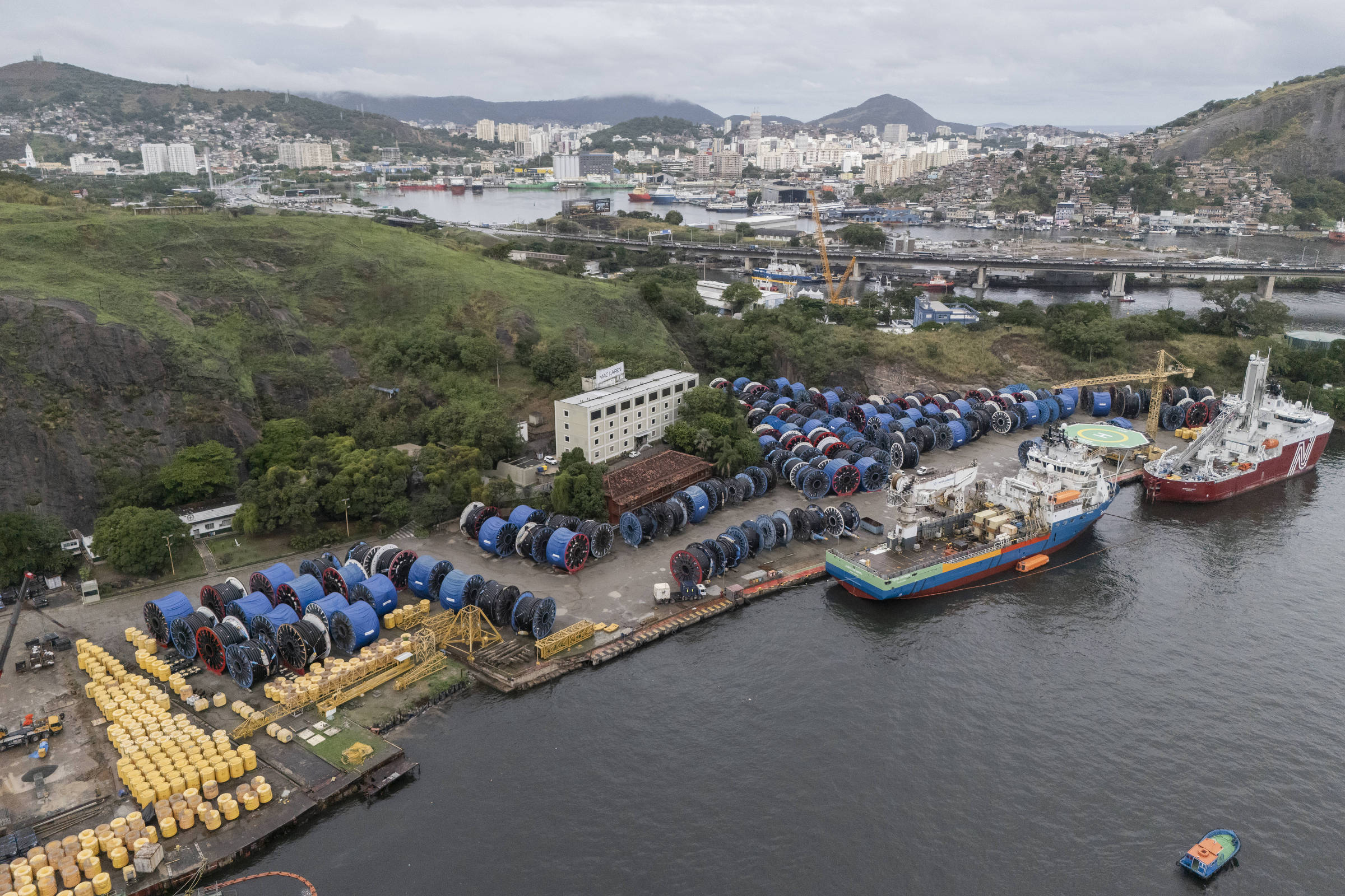 Estaleiro que ganhou leilão de navios sob Lula inicia projeto de expansão Instalações do estaleiro Mac Laren, que hoje opera como base de apoio para a indústria petrolífera, em Niterói (RJ). (Foto: Eduardo Anizelli/Folhapress)
