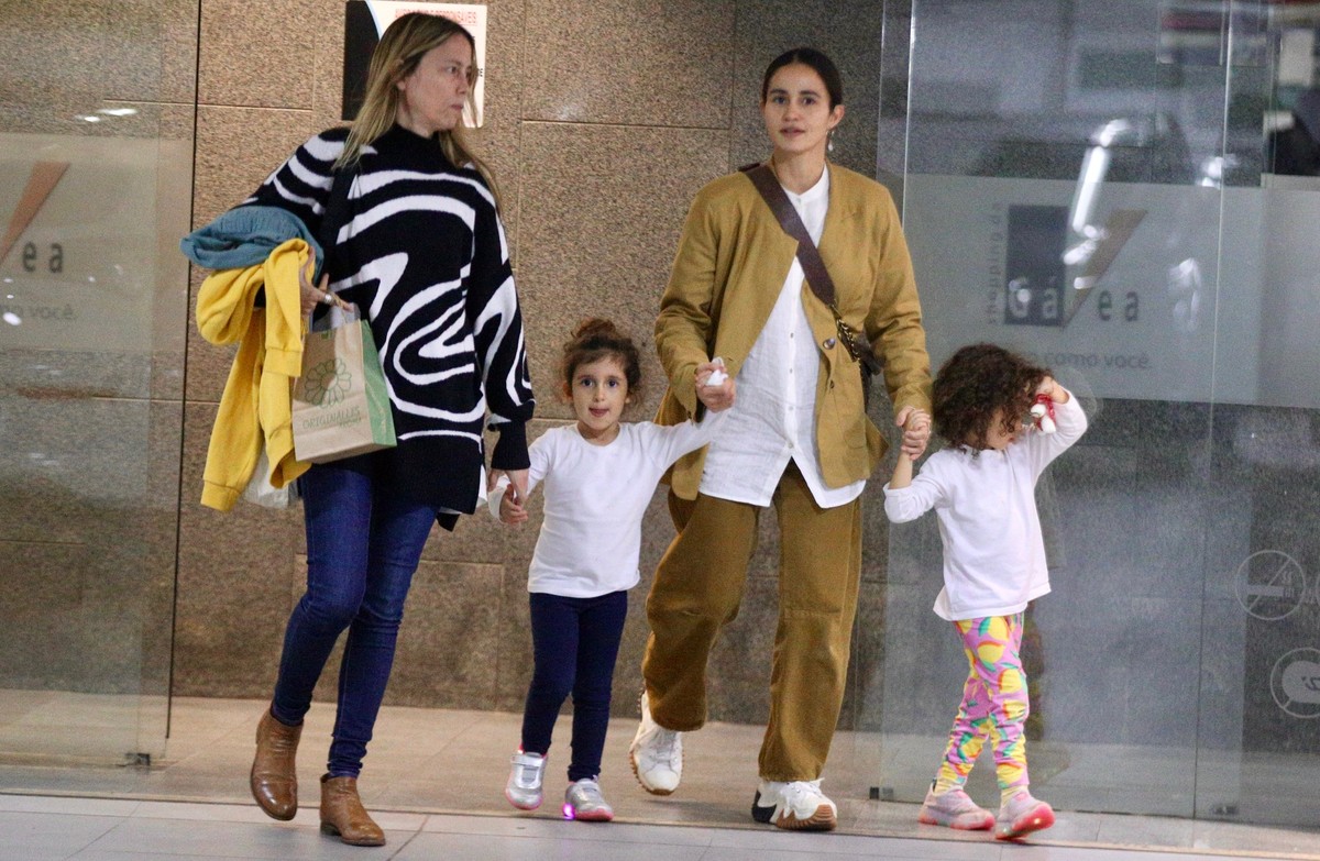 Nanda Costa passeia com as gêmeas em shopping ao lado de Lan Lanh Nanda Costa e as filhas, Kim e Tiê (Foto: Thiago Martins/AgNews)
