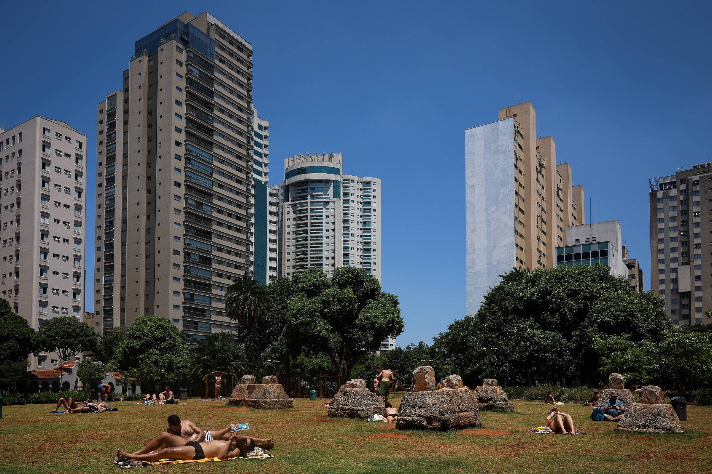 Feriado prolongado no Brasil será comemorado em 20 de novembro Pessoas aproveitam dia de folga no parque Augusta, no centro de São Paulo, dia da Proclamação da República (Foto: Zanone Fraissat - 15.nov.11/Folhapress)