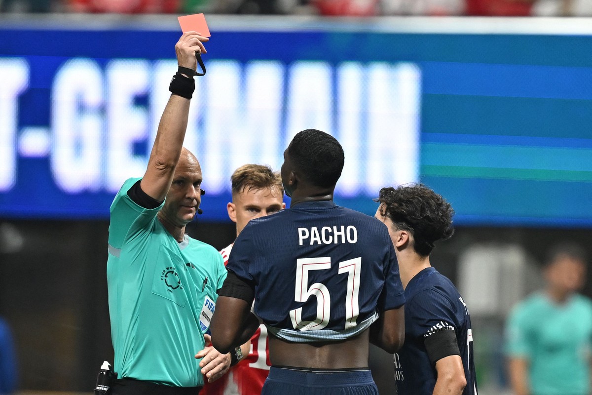 PSG perde Pacho e Lucas Hernández por suspensão e fica sem dupla no Mundial de Clubes Pacho foi expulso nas quartas de final contra o Bayern (Foto: Paul ELLIS / AFP)